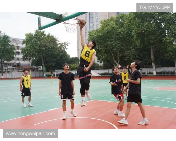 南京篮球队配合问题引发热议球迷对战术执行与球员默契展开激烈讨论